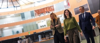 diaz-ayuso-visita-el-centro-de-emergencias-de-pozuelo-junto-a-paloma-tejero-y-carlos-novillo