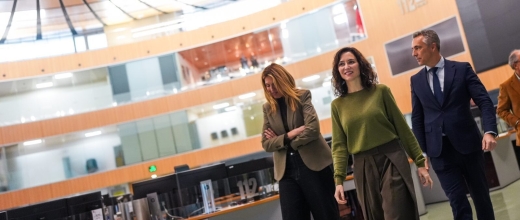 diaz-ayuso-visita-el-centro-de-emergencias-de-pozuelo-junto-a-paloma-tejero-y-carlos-novillo