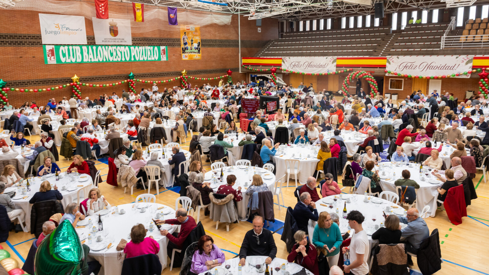 Más de 450 mayores celebran la Navidad con comida, baile y bingo en Pozuelo