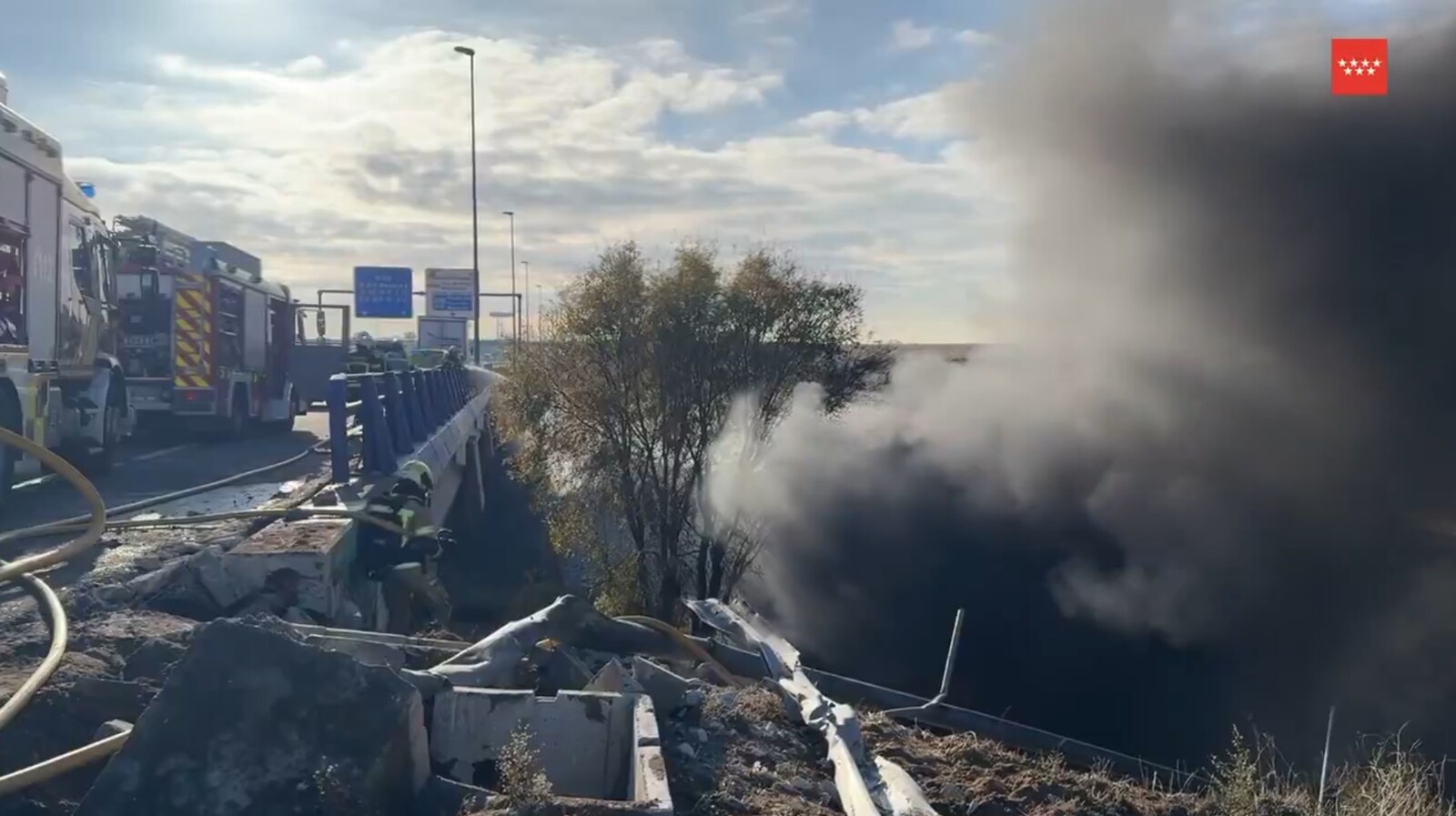 La caída de dos camiones en la M-50 a la altura de Pozuelo genera un incendio y retenciones