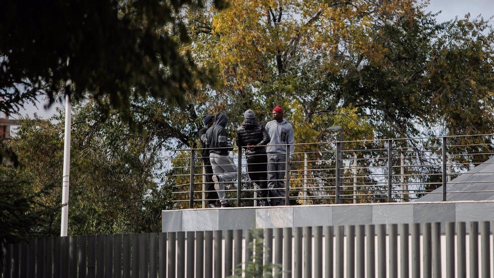 El Pleno de Pozuelo rechaza la regularización masiva de inmigrantes y defiende políticas más estrictas