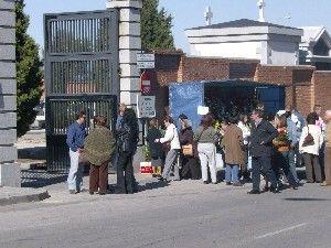 Numerosos vecinos acudieron al cementerio en el Día de Todos los Santos