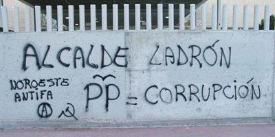 Unas pintadas en el C.E.I.P. Príncipe de Asturias insultan a Sepúlveda y al PP