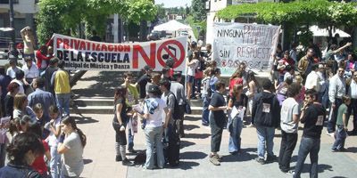 Manifestación para la no privatización de la Escuela de Música y Danza