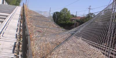 El vandalismo campa a sus anchas en la escalera de la calle La Solana