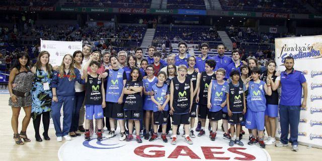 La Escuela Municipal de Baloncesto Adaptado participa en un partido profesional