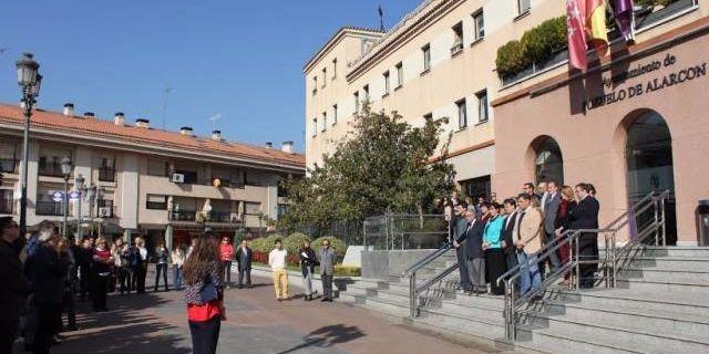 Minuto de silencio en Pozuelo por la última víctima de violencia de género en Madrid