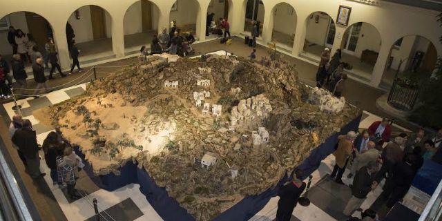 Un gran belén ya decora el Patio de Segovia del Ayuntamiento de Pozuelo