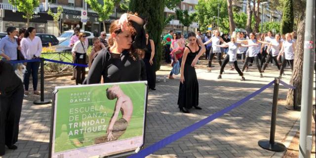 Las escuelas de danza de Pozuelo salieron a la calle para mostrar su arte