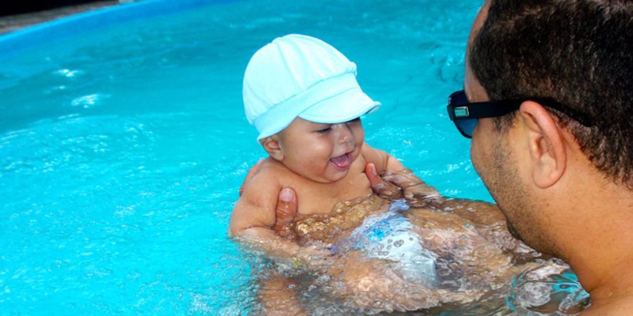 ¿Sabes por qué debes acudir con tu bebé a la piscina? Te lo contamos