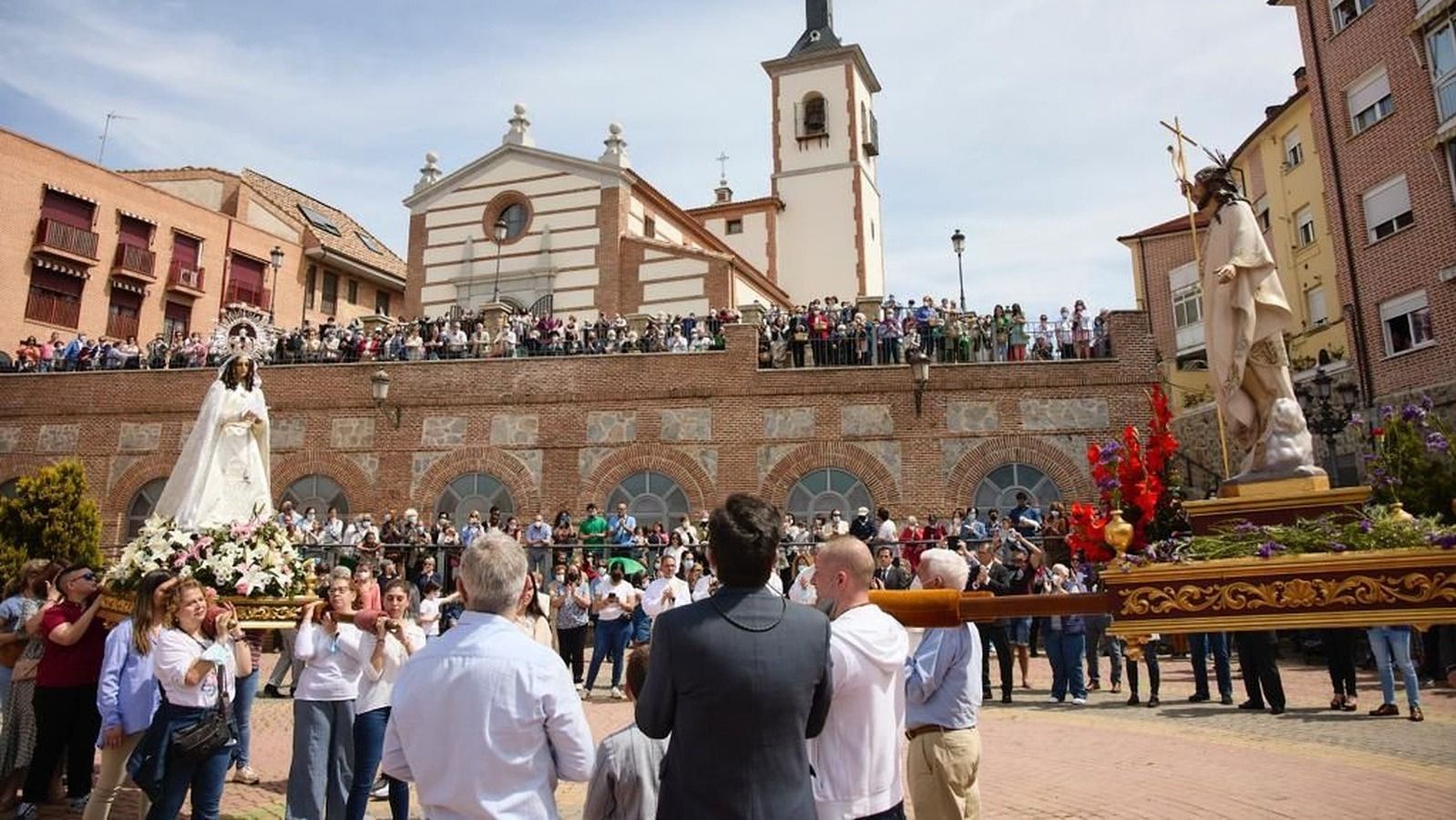 Pozuelo despide la Semana Santa con la tradicional Procesión del Encuentro y la tirada de 'Las Aleluyas'