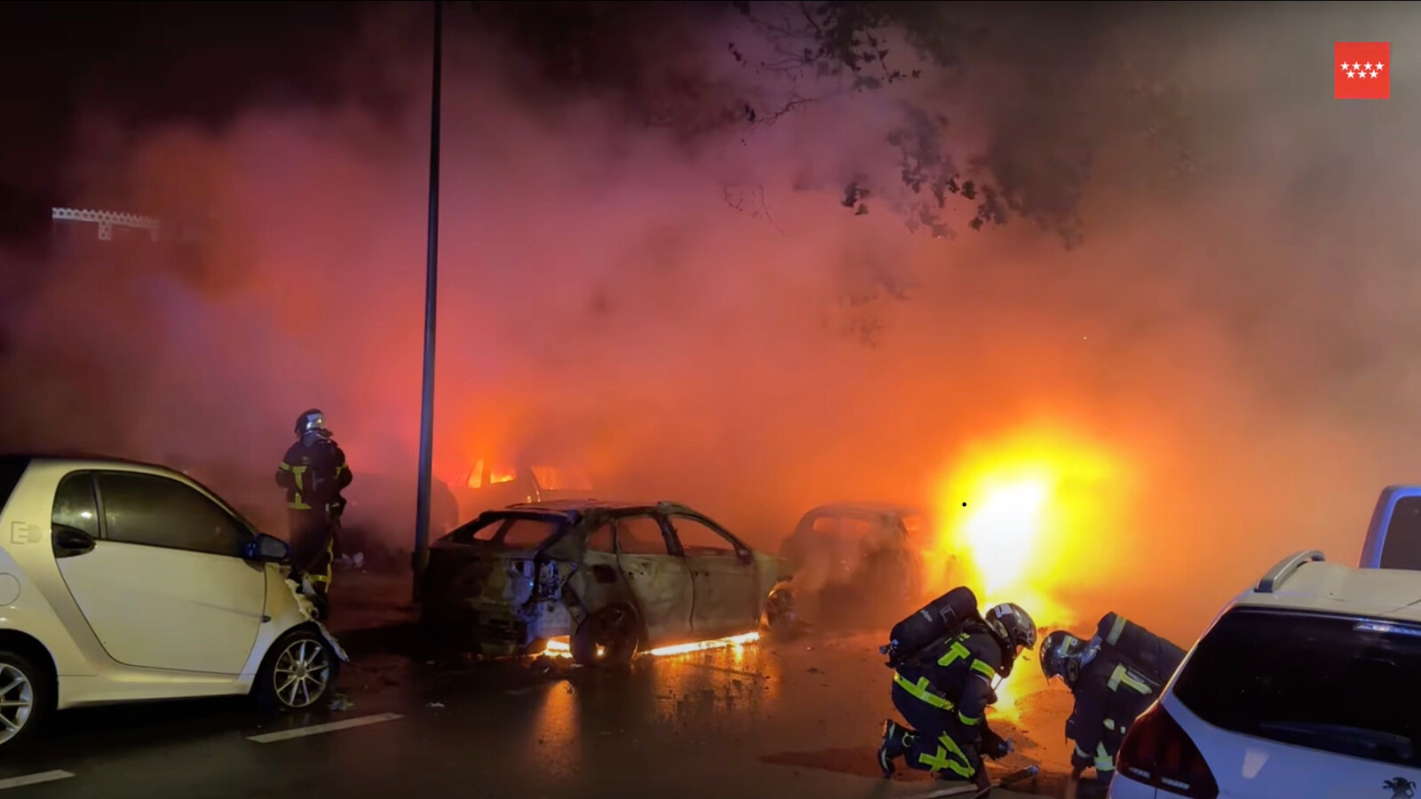 Seis vehículos calcinados en un incendio en la calle Enrique Granados de Pozuelo
