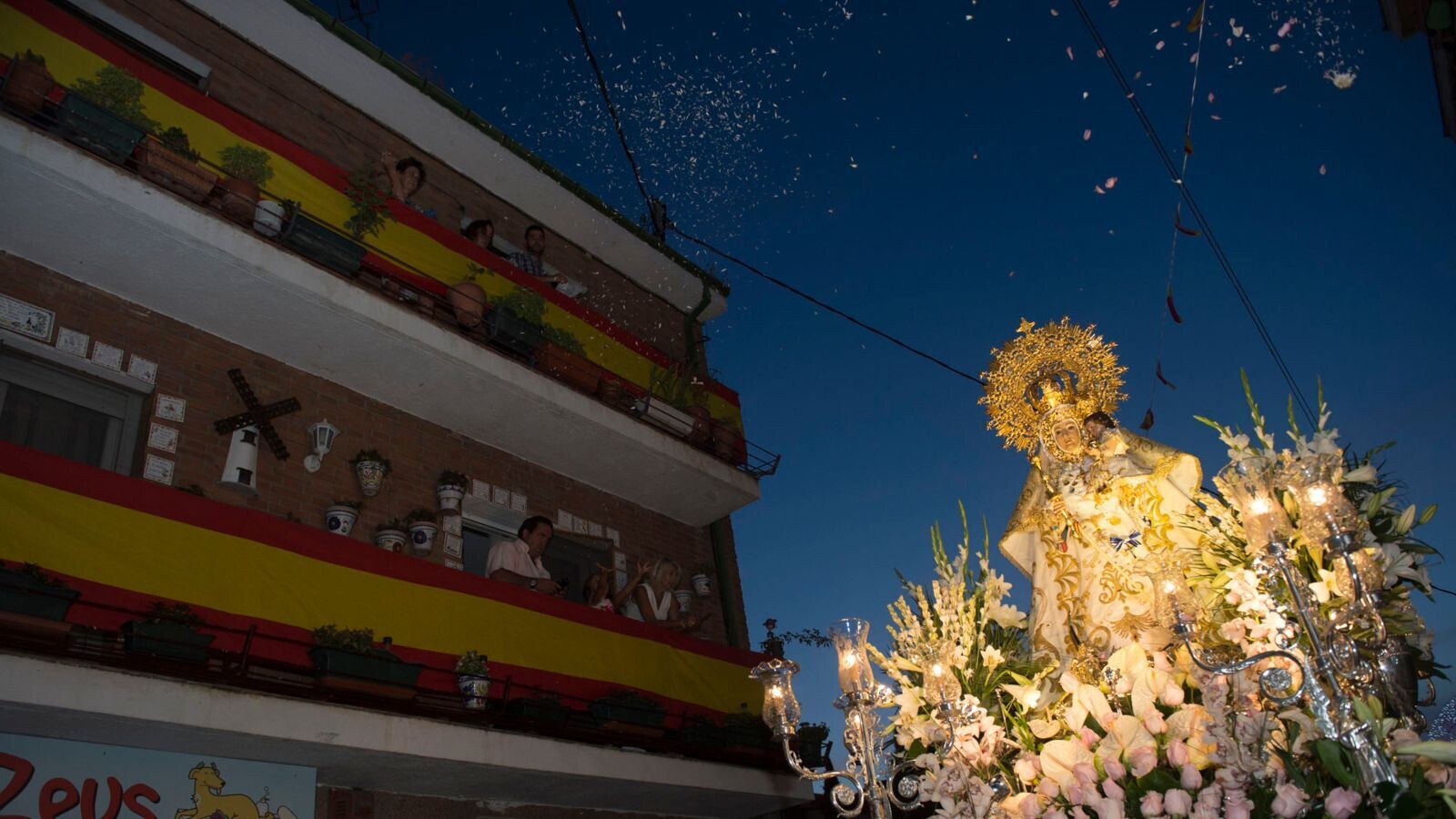 Pozuelo reparte banderas de España para engalanar la ciudad durante las fiestas