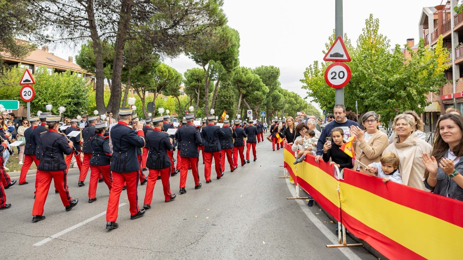 El Homenaje a la Bandera de España en Pozuelo de Alarcón reúne a cientos de vecinos