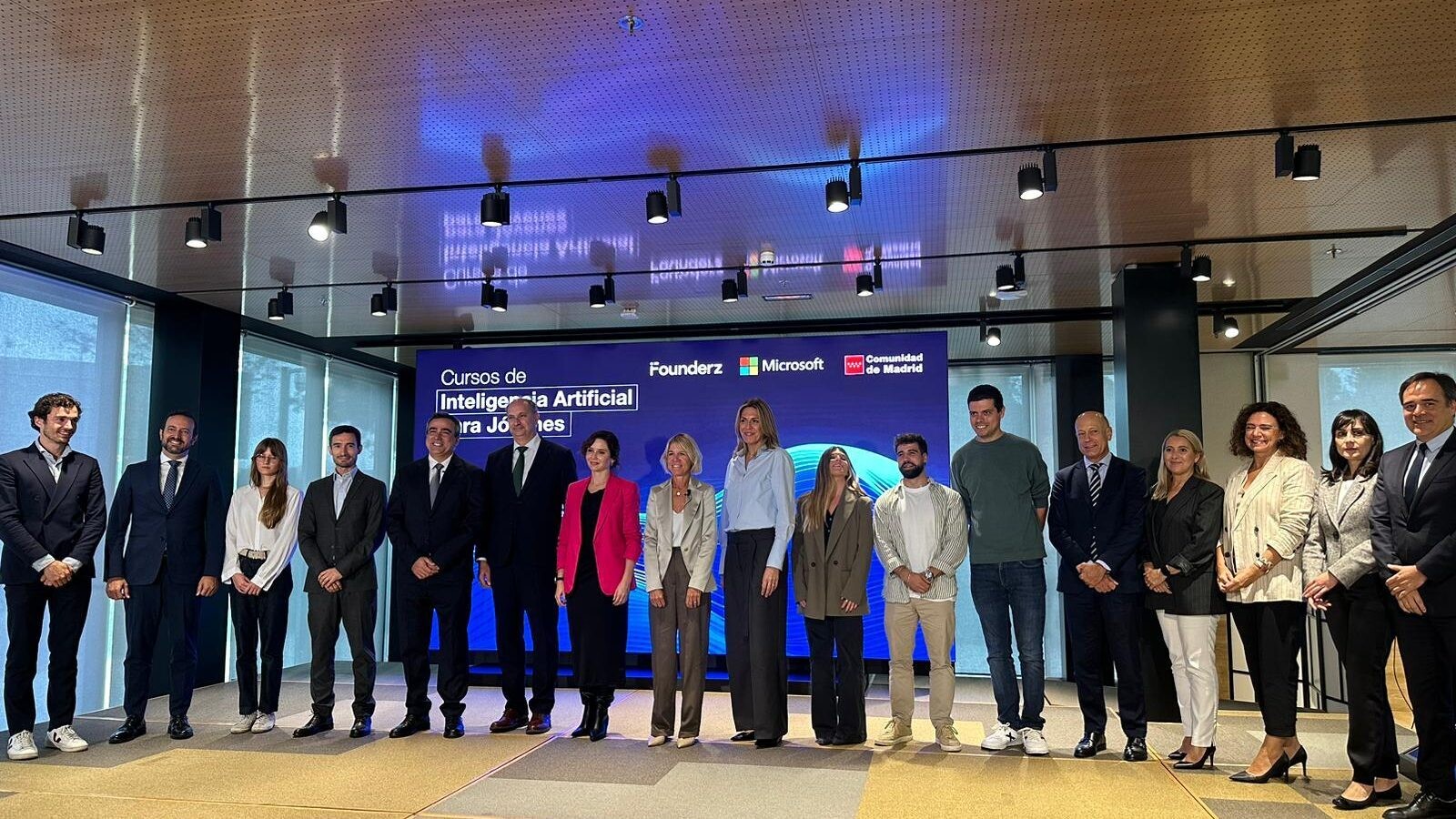 Paloma Tejero acompaña a Ayuso en la presentación de los cursos de IA en la sede de Microsoft de Pozuelo