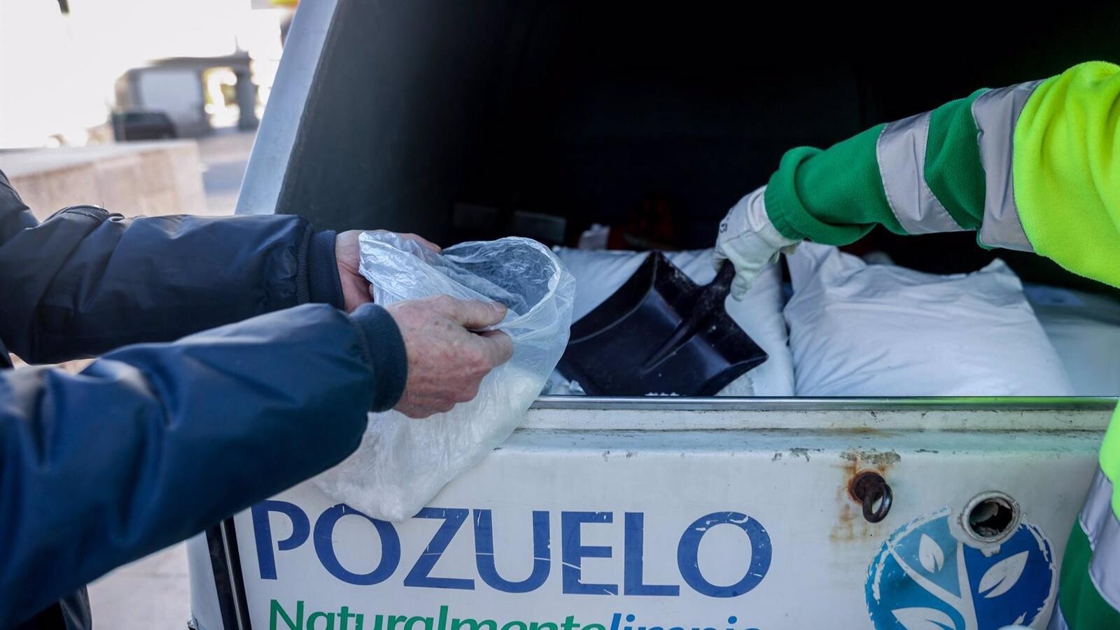 Pozuelo lanza una campaña de reparto de sal gratuita para prevenir heladas y nevadas