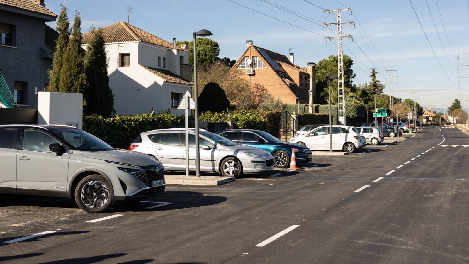 Renovado el pavimento de la calle Cañada de la Carrera para optimizar el tráfico