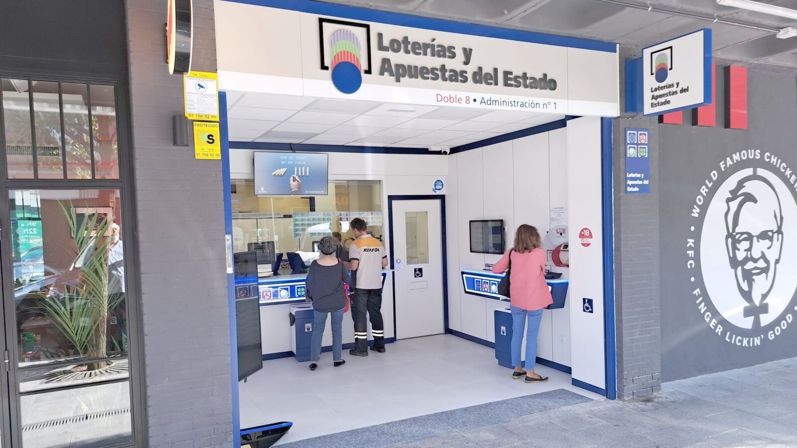 Pozuelo estación celebra el 48020, cuarto premio de la Lotería de Navidad