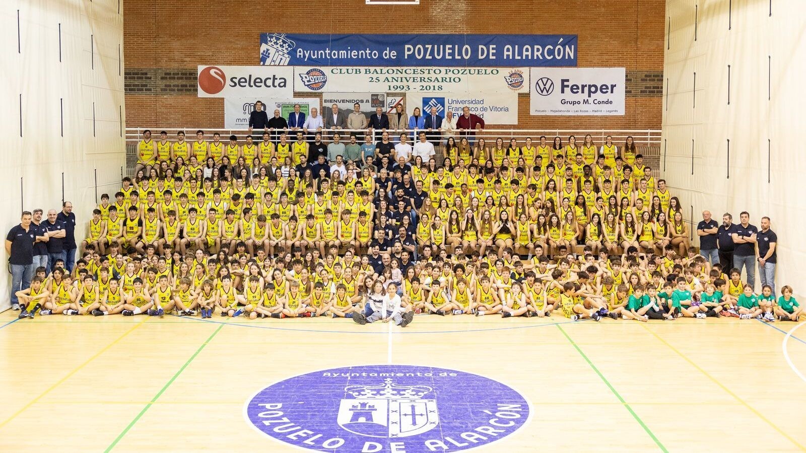 El Club Baloncesto Pozuelo celebra su foto anual con más de 400 jugadores