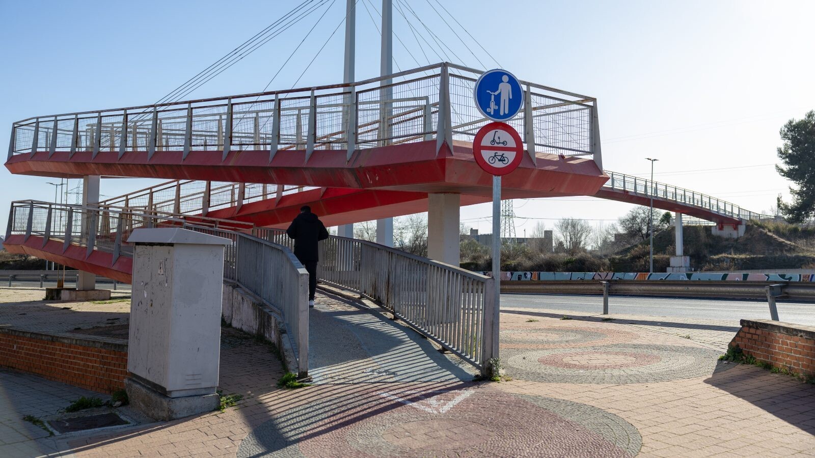 Comienzan las obras de renovación de la pasarela peatonal sobre la M-503 en Pozuelo de Aalrcón