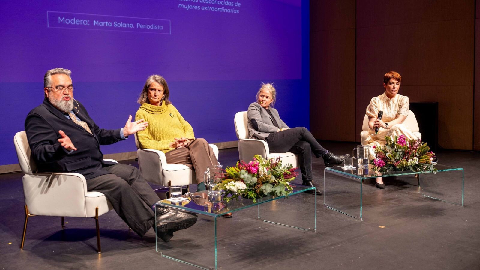 Lleno absoluto en el Teatro MIRA en el coloquio “Mujeres poderosas de la Historia”