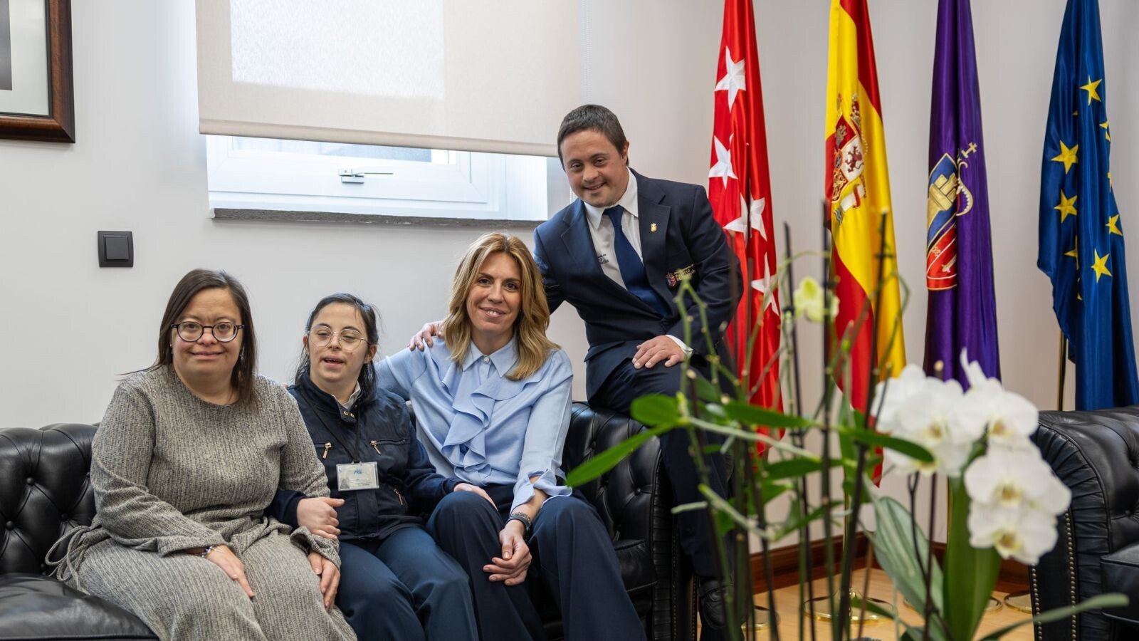 La alcaldesa de Pozuelo pone en valor la labor de tres empleados municipales con síndrome de Down