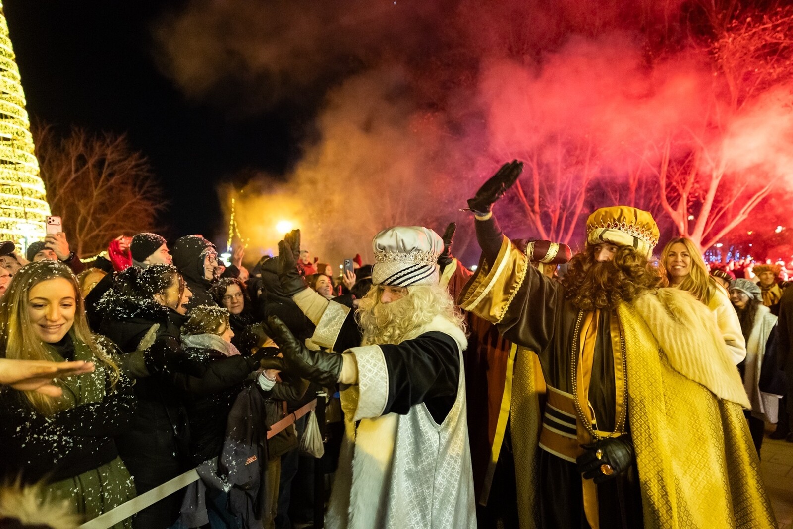 Miles de familias acompañan a los Reyes Magos en su recorrido por Pozuelo de Alarcón