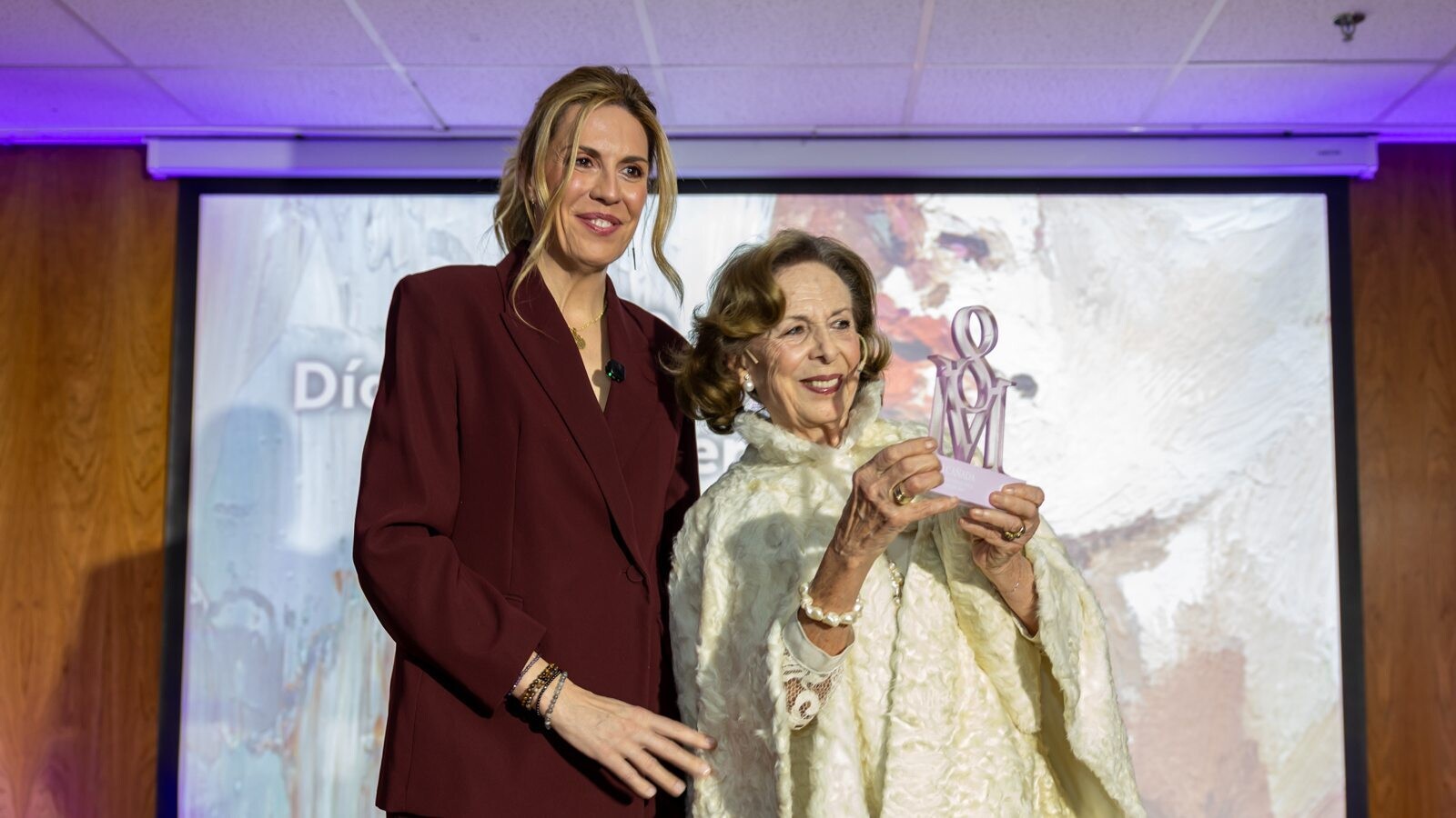 Pozuelo reconoce a la retratista Nati Cañada por el Día Internacional de la Mujer