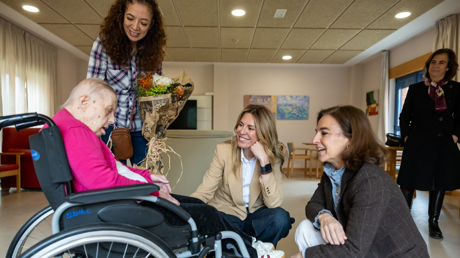 La alcaldesa de Pozuelo visita a la persona con síndrome de Down más longeva de Europa en la Fundación Gil Gayarre