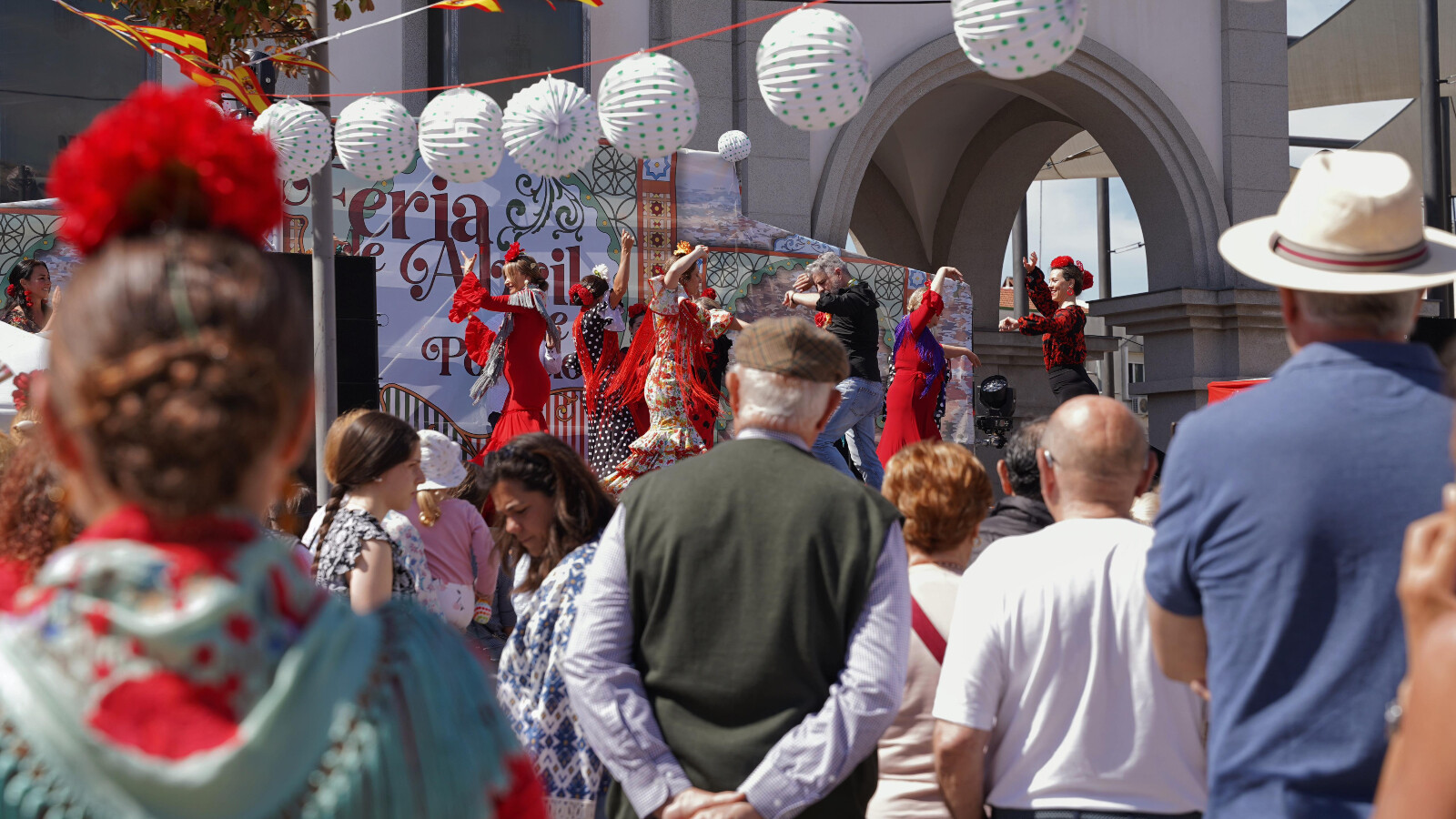 La Feria de Abril de Pozuelo llena la Plaza del Padre Vallet con música y baile